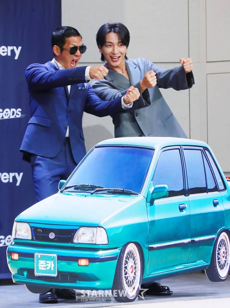 박준형, 이특이 27일 오후 서울 중구 앰배서더 서울 풀만 호텔에서 진행된 디스커버리 새 예능 저 세상 중고차 - 기어갓(GEAR GODS) 제작발표회에 참석해 포즈를 취하고 있다. 셀럽 자동차 딜러로 변신한 4MC가 두 팀으로 나뉘어 오래된 중고차를 저렴하게 구입해 복원, 수리 후 최고가에 재판매하는 신개념 중고차 복원 대결 버라이어티 프로그램 저 세상 중고차 - 기어갓은 오는 31일 첫 방송된다. /2022.05.27 /사진=이동훈 기자 photoguy@