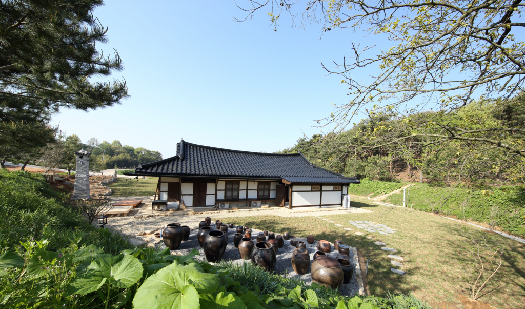 고즈넉한 한옥인 술암제. 방 5개에 10명이 숙박할 수 있도록 현대식으로 일부 개조했다.