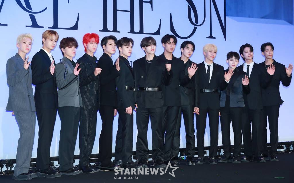 그룹 세븐틴(SVT)이 27일 오전 서울 여의도 콘래드호텔에서 진행된 정규 4집 '페이스 더 선'(Face the Sun) 발매기념 기자간담회에서 포즈를 취하고 있다.  이번 앨범은 타이틀곡 '핫'(HOT)을 비롯해 '달링'(Darl+ing), '돈키호테'(DON QUIXOTE), '마치'(March), '도미노'(Domino), '섀도우'(Shadow), '노래해', '이프 유 리브 미'(IF you leave me), '애시'(Ash) 등 9곡이 수록됐다. /2022.05.27 /사진=이동훈 기자 photoguy@