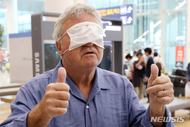 히딩크 감독이 28일 오후 인천국제공항 제2여객터미널을 통해 입국해 마스크로 얼굴을 가리며 장난스러운 포즈를 취하고 있다. /사진=뉴시스