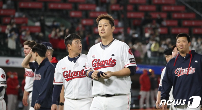 롯데 이대호(가운데). /사진=뉴스1