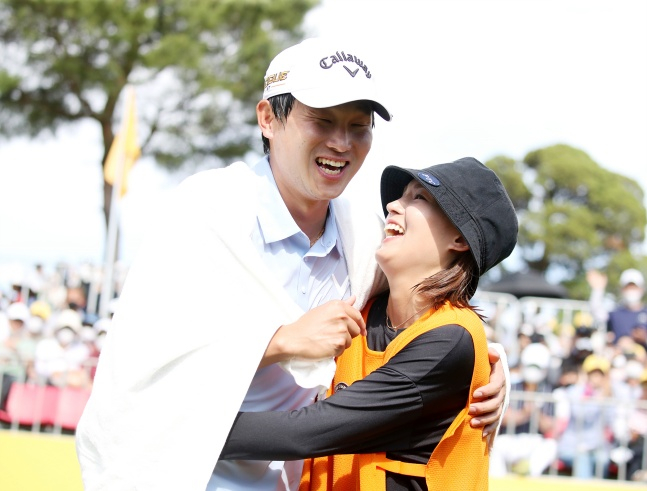 프로골퍼 양지호(왼쪽)와 아내이자 캐디 김유정씨./사진=KPGA
