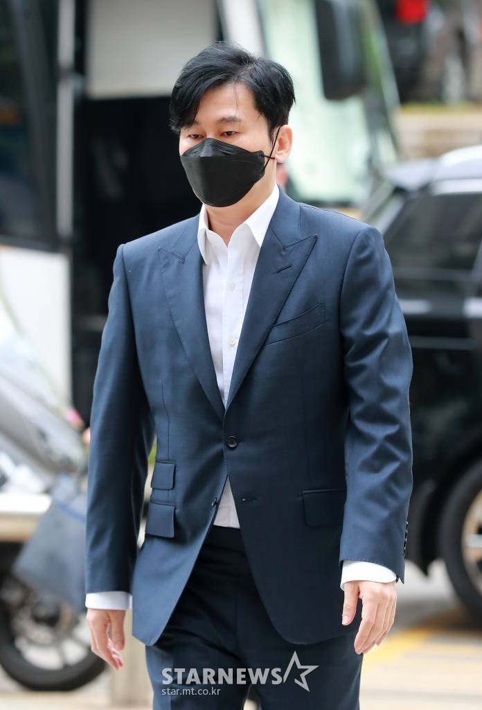 그룹 아이콘 전 멤버 비아이의 마약 수사 무마 혐의를 받는 양현석(52) 전 YG엔터테인먼트 대표 프로듀서가 25일 오전 서울 서초동 서울중앙지법에서 열린 4차 공판에 출석하고 있다. /2022.04.25 /사진=이동훈 기자 photoguy@