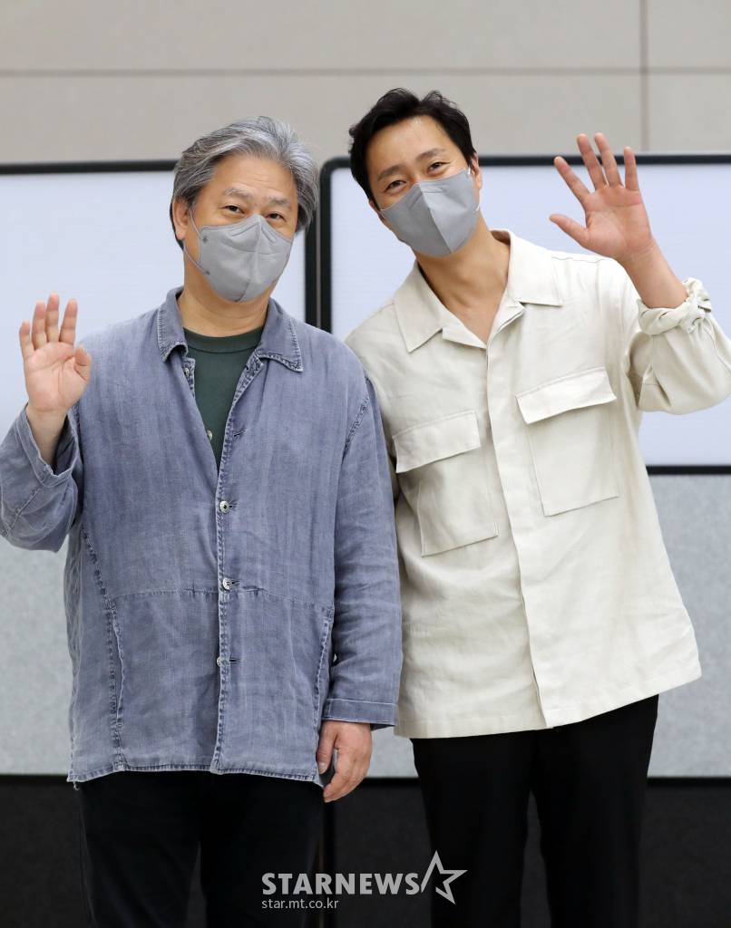 영화 ''헤어질 결심'으로 제75회 칸 국제영화제에서 감독상을 수상한 박찬욱 감독, 배우 박해일이 30일 오후 인천국제공항을 통해 입국하고 있다. 2022.05.30 /사진=임성균 기자 tjdrbs23@
