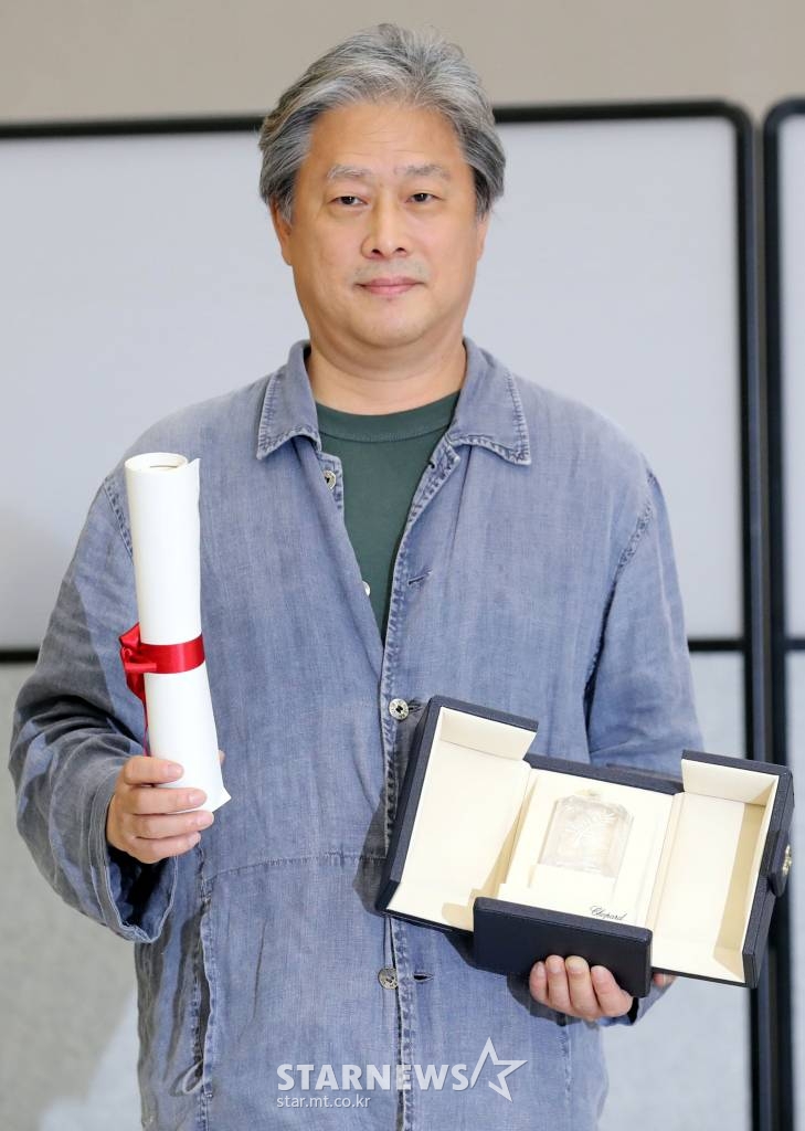 영화 ''헤어질 결심'의 박찬욱 감독이 제75회 칸 국제영화제에서 감독상을 수상하고 30일 오후 인천국제공항을 통해 입국하고 있다. 2022.05.30 /사진=임성균 기자 tjdrbs23@
