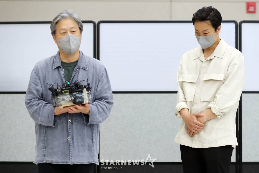 영화 ''헤어질 결심'으로 제75회 칸 국제영화제에서 감독상을 수상한 박찬욱 감독, 배우 박해일이 30일 오후 인천국제공항을 통해 입국하고 있다. 2022.05.30 /사진=임성균 기자 tjdrbs23@