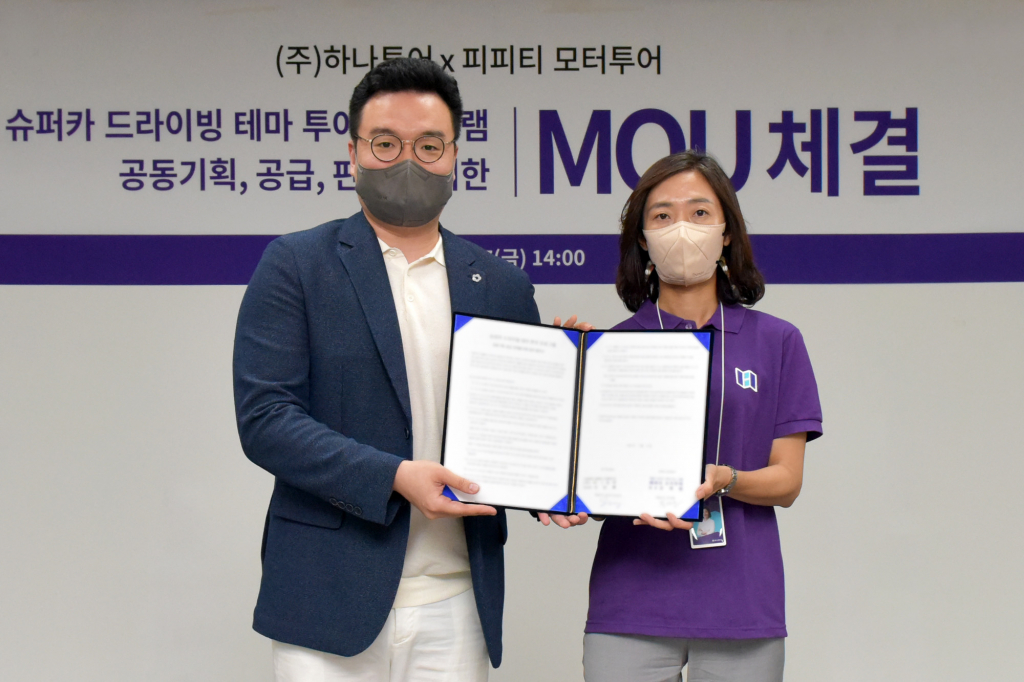 송미선 하나투어 대표(사진 오른쪽)와 문재원 피피티 모터투어 대표(왼쪽)가 업무협약 체결 후 기념촬영에 임하는 모습 /사진제공=하나투어