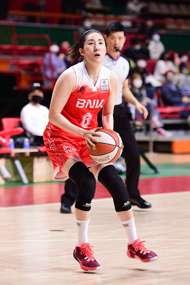 BNK 썸을 떠나 우리은행으로 이적한 노현지. /사진=WKBL