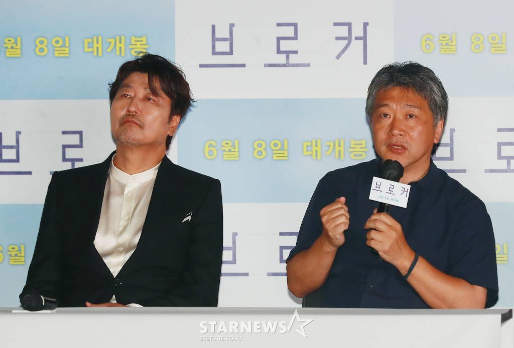 고레에다 히로카즈 감독, 배우 송강호가 31일 오후 서울 CGV용산아이파크몰에서 진행된 영화 '브로커' 언론시사회에 참석해 질문에 답하고 있다. 베이비 박스를 둘러싸고 관계를 맺게 된 이들의 예기치 못한 특별한 여정을 그린 영화 '브로커'는 6월 8일 개봉한다. /2022.05.31 /사진=이동훈 기자 photoguy@