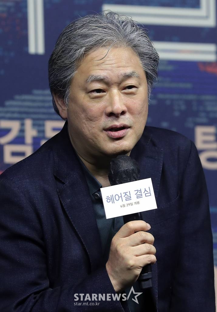 박찬욱 감독이 2일 오전 서울 종로구 JW메리어트동대문스퀘어서울에서 진행된 영화 '헤어질 결심' 제작보고회에 참석해 인사말을 하고 있다. '헤어질 결심'은 박찬욱 감독이 '아가씨' 이후 6년 만에 선보이는 한국 영화로, 산에서 벌어진 변사 사건을 수사하게 된 형사 해준(박해일 분)이 사망자의 아내 서래(탕웨이 분)를 만나고 의심과 관심을 동시에 느끼며 시작되는 이야기를 그렸다. 오는 29일 개봉./ 2022.06.29 /사진=김창현 기자 chmt@