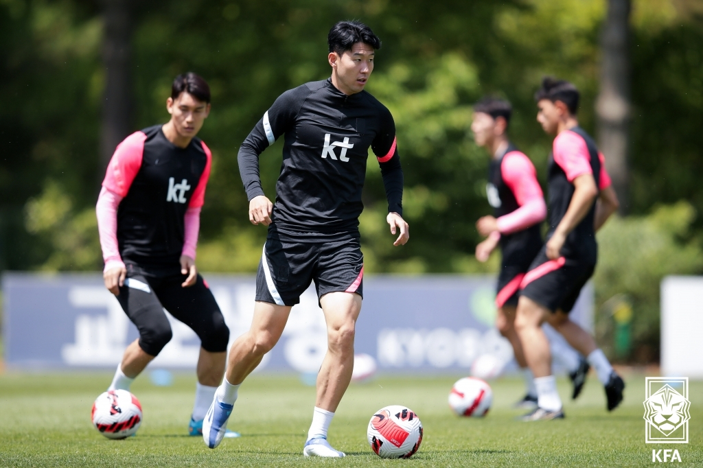 손흥민(가운데). /사진=대한축구협회 제공