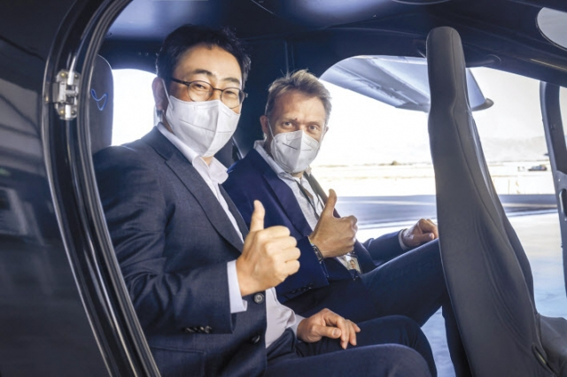 유영상(왼쪽) SK텔레콤 대표이사와 조벤 비버트 조비에비에이션 최고경영자(CEO)가 미국 조비에비에이션 생산시설에서 UAM 기체에 함께 탑승한 모습.