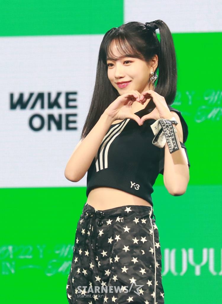 가수 조유리가 2일 오후 서울 광진구 예스24 라이브홀에서 진행된 미니 1집 '오프스 넘버 22 와이 왈츠'(Op.22 Y-Waltz : in Major) 발매기념 쇼케이스에서 포즈를 취하고 있다. 이번 앨범에는 타이틀곡 '러브 쉿!'을 비롯해 '라운드 앤 어라운드'(Round and Around), '롤러 스케이츠'(Rolla Skates), '디스 타임'(This Time), '오프닝'(Opening) 등 총 다섯 곡이 수록됐다. /2022.06.02 /사진=이동훈 기자 photoguy@