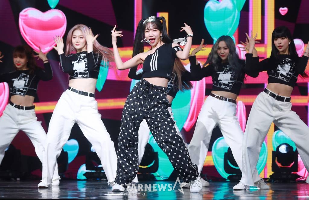 가수 조유리가 2일 오후 서울 광진구 예스24 라이브홀에서 진행된 미니 1집 '오프스 넘버 22 와이 왈츠'(Op.22 Y-Waltz : in Major) 발매기념 쇼케이스에서 신곡을 선보이고 있다. 이번 앨범에는 타이틀곡 '러브 쉿!'을 비롯해 '라운드 앤 어라운드'(Round and Around), '롤러 스케이츠'(Rolla Skates), '디스 타임'(This Time), '오프닝'(Opening) 등 총 다섯 곡이 수록됐다. /2022.06.02 /사진=이동훈 기자 photoguy@