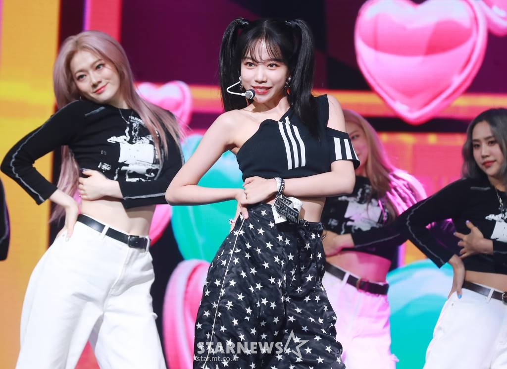 가수 조유리가 2일 오후 서울 광진구 예스24 라이브홀에서 진행된 미니 1집 '오프스 넘버 22 와이 왈츠'(Op.22 Y-Waltz : in Major) 발매기념 쇼케이스에서 신곡을 선보이고 있다. 이번 앨범에는 타이틀곡 '러브 쉿!'을 비롯해 '라운드 앤 어라운드'(Round and Around), '롤러 스케이츠'(Rolla Skates), '디스 타임'(This Time), '오프닝'(Opening) 등 총 다섯 곡이 수록됐다. /2022.06.02 /사진=이동훈 기자 photoguy@