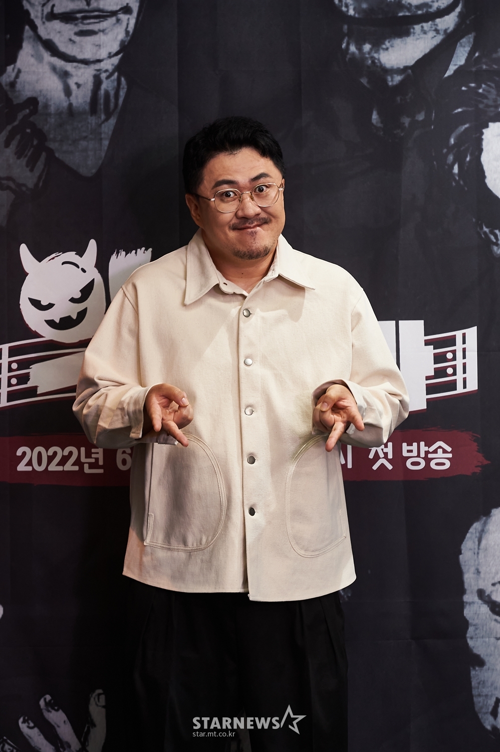 가수 데프콘이 2일 오후 온라인 생중계로 진행된 MBC 새 예능 '악카펠라' 제작발표회에 참석해 포즈를 취하고 있다. 겉모습은 거칠어도 마음은 한없이 부드러운 대한민국 최고의 악역 배우들이 아카펠라에 도전하는 상상초월 음악(惡) 예능 '악카펠라'는 오늘(2일) 첫 방송된다. /사진제공=MBC 2022.06.02 /사진=이동훈 기자 photoguy@