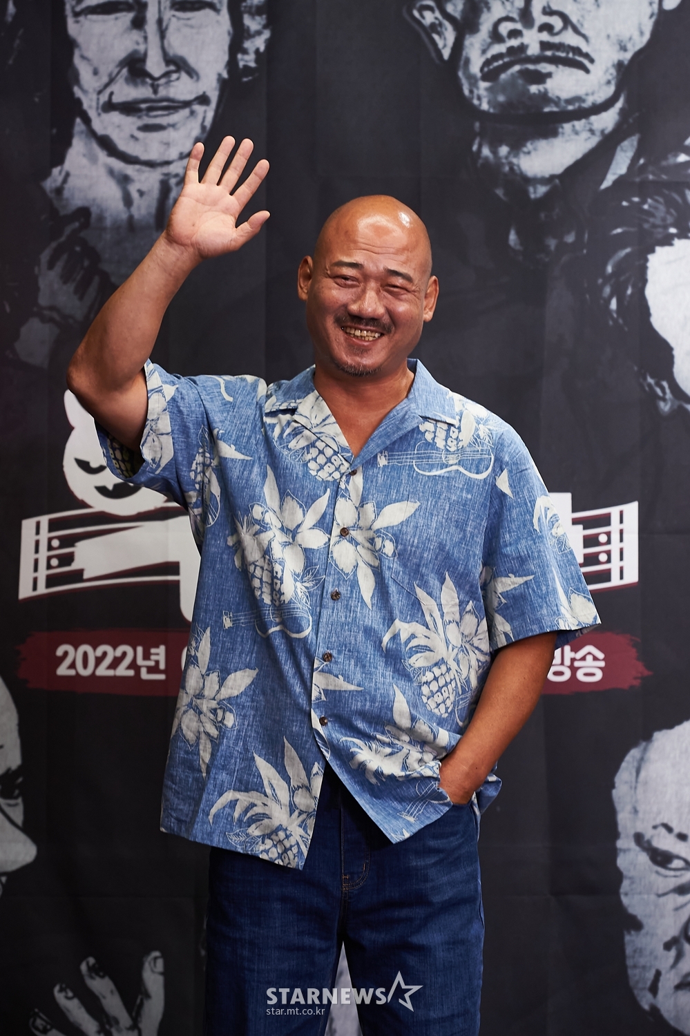 배우 김준배가 2일 오후 온라인 생중계로 진행된 MBC 새 예능 '악카펠라' 제작발표회에 참석해 포즈를 취하고 있다. 겉모습은 거칠어도 마음은 한없이 부드러운 대한민국 최고의 악역 배우들이 아카펠라에 도전하는 상상초월 음악(惡) 예능 '악카펠라'는 오늘(2일) 첫 방송된다. /사진제공=MBC 2022.06.02 /사진=이동훈 기자 photoguy@