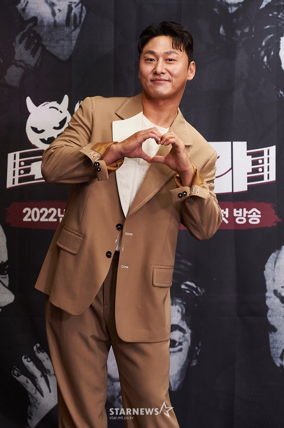 배우 오대환이 2일 오후 온라인 생중계로 진행된 MBC 새 예능 '악카펠라' 제작발표회에 참석해 포즈를 취하고 있다. 겉모습은 거칠어도 마음은 한없이 부드러운 대한민국 최고의 악역 배우들이 아카펠라에 도전하는 상상초월 음악(惡) 예능 '악카펠라'는 오늘(2일) 첫 방송된다. /사진제공=MBC 2022.06.02 /사진=이동훈 기자 photoguy@