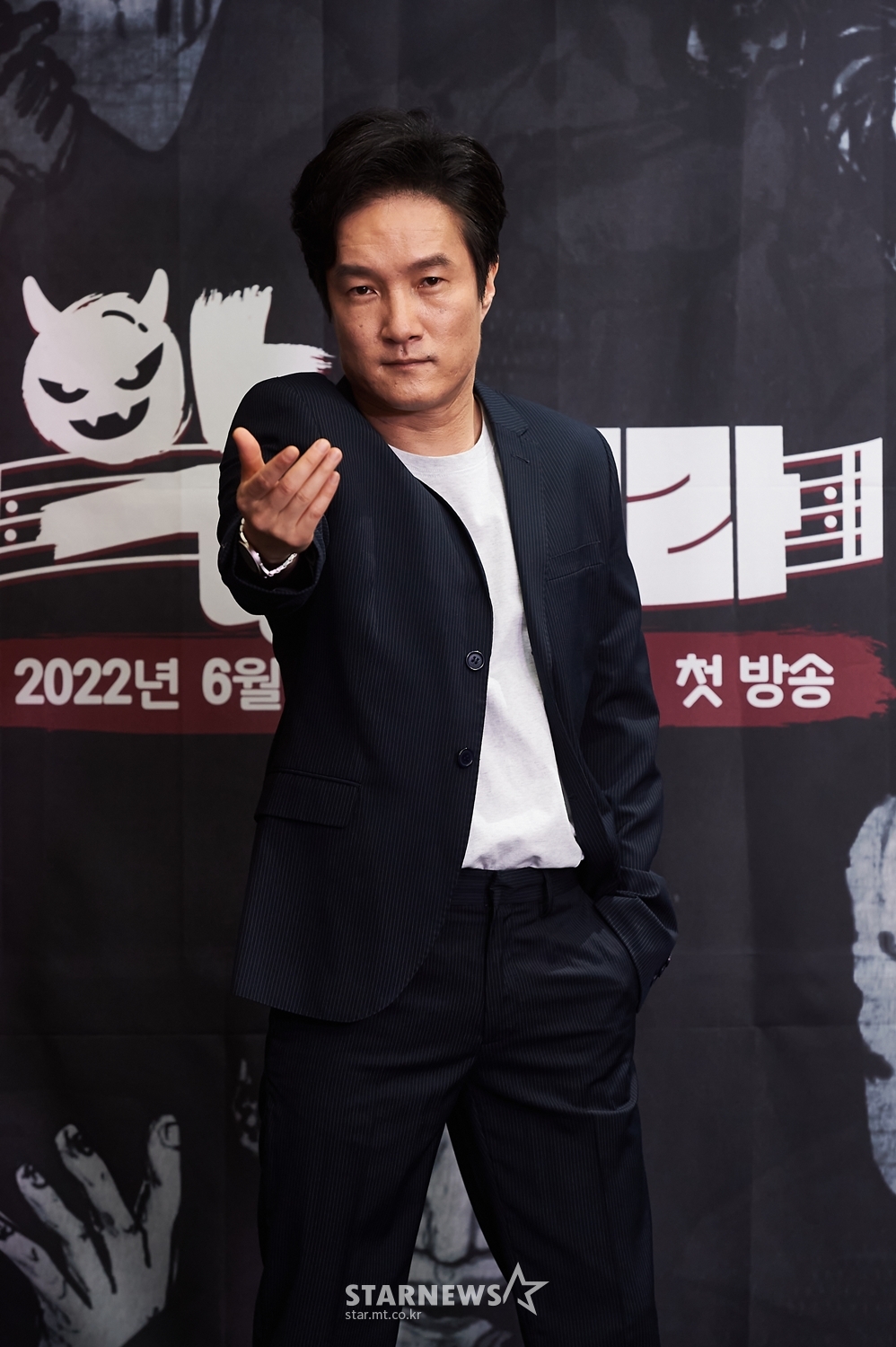 배우 이중옥이 2일 오후 온라인 생중계로 진행된 MBC 새 예능 '악카펠라' 제작발표회에 참석해 포즈를 취하고 있다. 겉모습은 거칠어도 마음은 한없이 부드러운 대한민국 최고의 악역 배우들이 아카펠라에 도전하는 상상초월 음악(惡) 예능 '악카펠라'는 오늘(2일) 첫 방송된다. /사진제공=MBC 2022.06.02 /사진=이동훈 기자 photoguy@