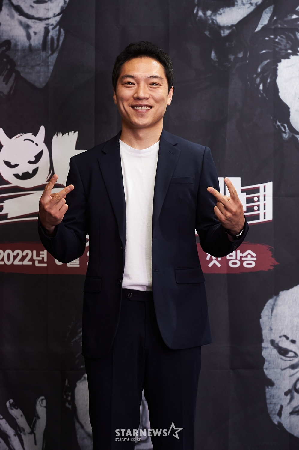 배우 최영우가 2일 오후 온라인 생중계로 진행된 MBC 새 예능 '악카펠라' 제작발표회에 참석해 포즈를 취하고 있다. 겉모습은 거칠어도 마음은 한없이 부드러운 대한민국 최고의 악역 배우들이 아카펠라에 도전하는 상상초월 음악(惡) 예능 '악카펠라'는 오늘(2일) 첫 방송된다. /사진제공=MBC 2022.06.02 /사진=이동훈 기자 photoguy@