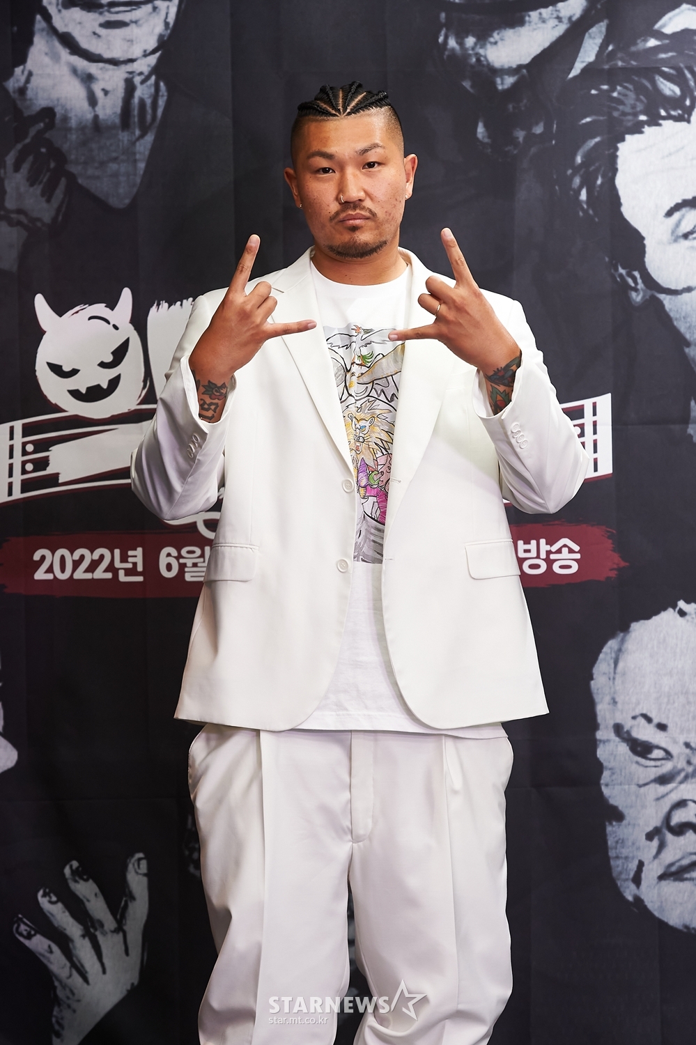 가수 던밀스가 2일 오후 온라인 생중계로 진행된 MBC 새 예능 '악카펠라' 제작발표회에 참석해 포즈를 취하고 있다. 겉모습은 거칠어도 마음은 한없이 부드러운 대한민국 최고의 악역 배우들이 아카펠라에 도전하는 상상초월 음악(惡) 예능 '악카펠라'는 오늘(2일) 첫 방송된다. /사진제공=MBC 2022.06.02 /사진=이동훈 기자 photoguy@
