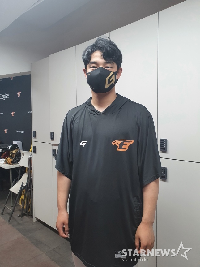 문동주가 3일 대전 한화생명이글스파크에서 열린 키움과 2022 KBO리그 정규시즌 홈경기를 마친 뒤 포즈를 취하고 있다./사진=김동윤 기자