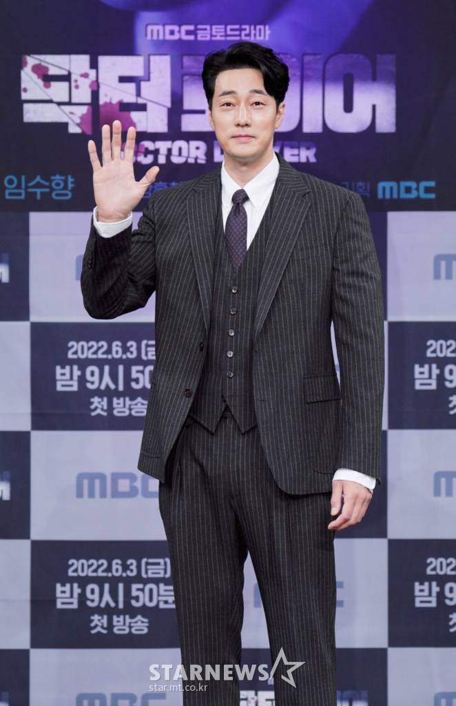 배우 소지섭이 3일 오후 온라인 생중계로 진행된 MBC 금토드라마 '닥터로이어' 제작발표회에 참석해 포즈를 취하고 있다. 조작된 수술로 모든 걸 빼앗기고 변호사가 된 천재 외과의사와 의료범죄 전담부 검사의 메디컬 서스펜스 법정 드라마 '닥터로이어'는 오늘(3일) 첫 방송된다. /사진제공=MBC 2022.06.03 /사진=이동훈 기자 photoguy@