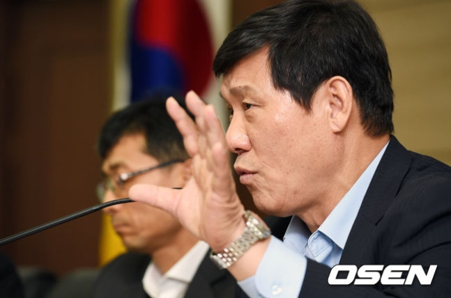 허구연 KBO 총재(오른쪽). /사진=OSEN