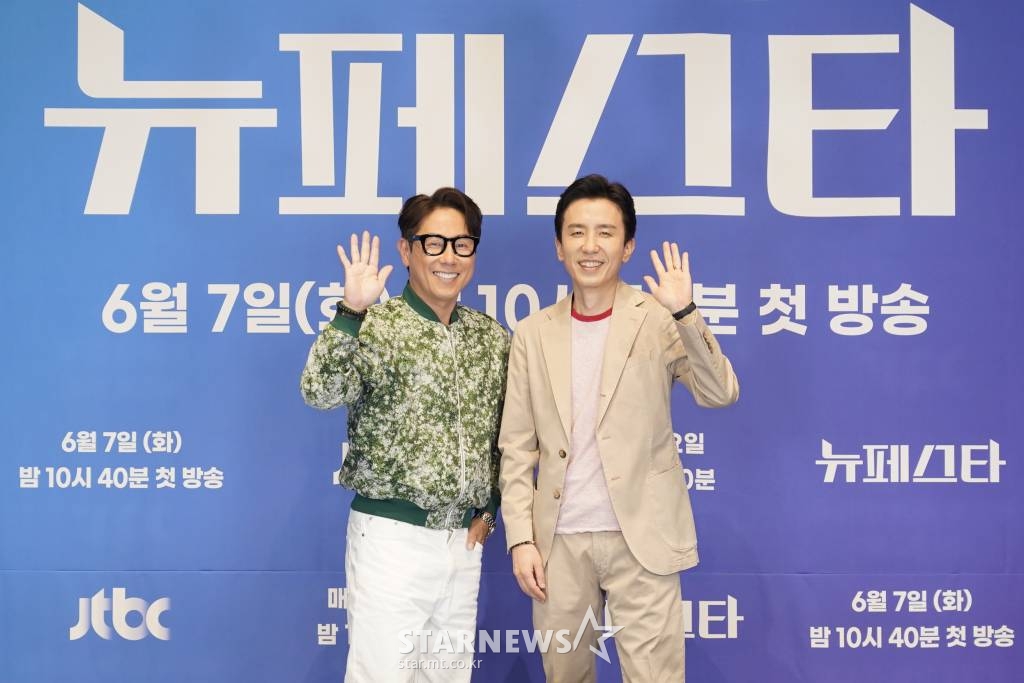 가수 윤종신, 유희열이 7일 오후 온라인으로 진행된 JTBC 음악예능 '뉴페스타' 제작발표회에 참석해 포즈를 취하고 있다. '뉴페스타'는 윤종신과 유희열이 기획자 겸 프로듀서로 나서 두 팀으로 꾸려지는 출연자들과 함께 매주 다양한 주제에 맞게 공연(페스티벌)을 기획하여 메타버스, 온라인 등 시공을 초월해 관객과 만나는 '신개념 페스티벌' 음악 프로그램이다. / 사진제공 = JTBC / 2022.06.07 /사진=김창현 기자 chmt@