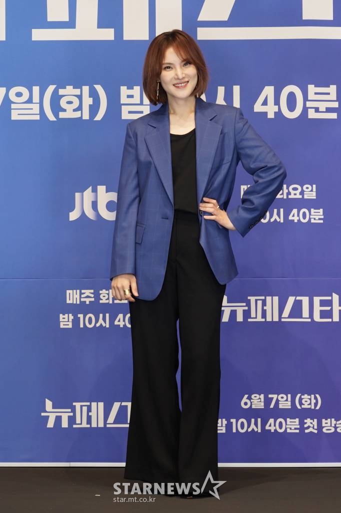 가수 거미가 7일 오후 온라인으로 진행된 JTBC 음악예능 '뉴페스타' 제작발표회에 참석해 포즈를 취하고 있다. '뉴페스타'는 윤종신과 유희열이 기획자 겸 프로듀서로 나서 두 팀으로 꾸려지는 출연자들과 함께 매주 다양한 주제에 맞게 공연(페스티벌)을 기획하여 메타버스, 온라인 등 시공을 초월해 관객과 만나는 '신개념 페스티벌' 음악 프로그램이다. / 사진제공 = JTBC / 2022.06.07 /사진=김창현 기자 chmt@