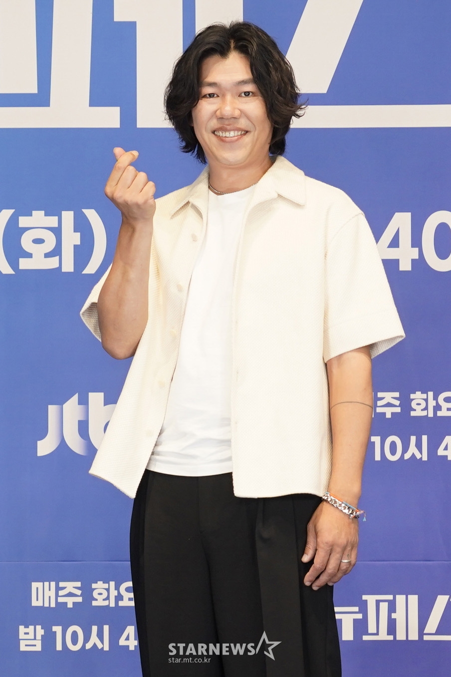 가수 이상순이 7일 오후 온라인으로 진행된 JTBC 음악예능 '뉴페스타' 제작발표회에 참석해 포즈를 취하고 있다. '뉴페스타'는 윤종신과 유희열이 기획자 겸 프로듀서로 나서 두 팀으로 꾸려지는 출연자들과 함께 매주 다양한 주제에 맞게 공연(페스티벌)을 기획하여 메타버스, 온라인 등 시공을 초월해 관객과 만나는 '신개념 페스티벌' 음악 프로그램이다. / 사진제공 = JTBC / 2022.06.07 /사진=김창현 기자 chmt@