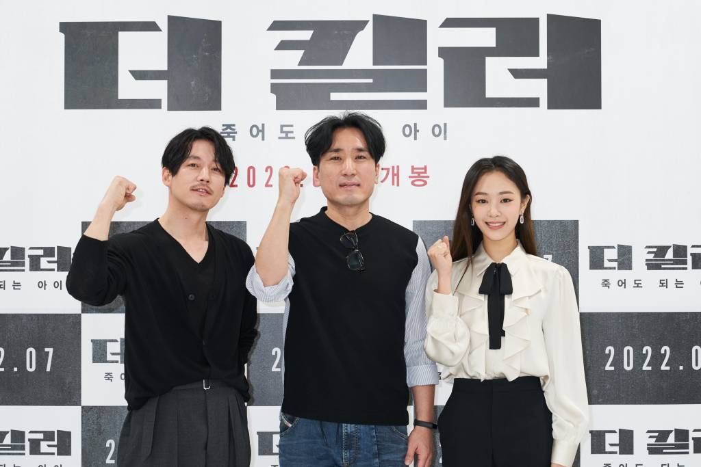 최재훈 감독(가운데), 배우 장혁, 걸그룹 공원소녀 이서영(앤)이 8일 오전 온라인으로 진행된 영화 '더 킬러:죽어도 되는 아이' 제작보고회에 참석해 포즈를 취하고 있다. '더 킬러:죽어도 되는 아이'(감독 최재훈)는 호화로운 은퇴 생활을 즐기던 업계 최강 킬러 '의강'이 겁도 없이 자신을 건드린 놈들을 끝까지 쫓아 응징하는 액션 영화다. 오는 7월 한국과 미국 동시 개봉. / 사진제공 = (주)아센디오 / 2022.06.08 /사진=김창현 기자 chmt@