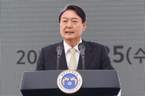 (서울=뉴스1) 오대일 기자 = 윤석열 대통령이 25일 용산 대통령실 청사 앞 잔디마당에서 열린 2022 대한민국 중소기업인대회에서 개회사를 하고 있다. (대통령실사진기자단) 2022.5.25/뉴스1
