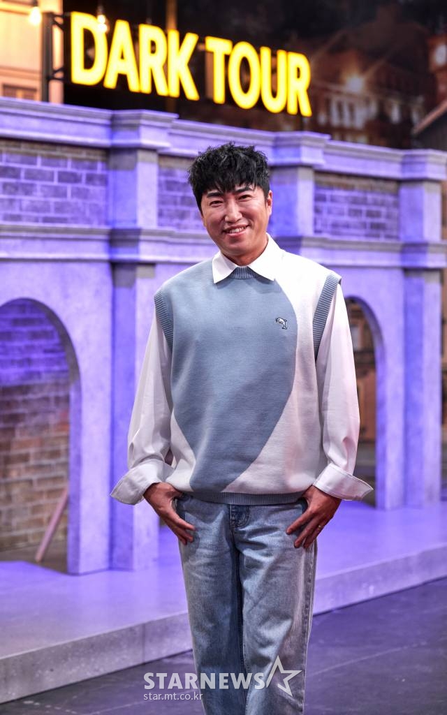 코미디언 장동민이 9일 오전 온라인 생중계로 진행된 JTBC 새 예능 '세계 다크투어' 제작발표회에 참석해 포즈를 취하고 있다. 스토리 가이드와 함께 세기의 사건사고가 발생했던 장소를 돌아보는 언택트 세계 여행 프로그램 '세계 다크투어'는 오늘(9일) 첫 방송된다. /사진제공=JTBC 2022.06.09 /사진=이동훈 기자 photoguy@