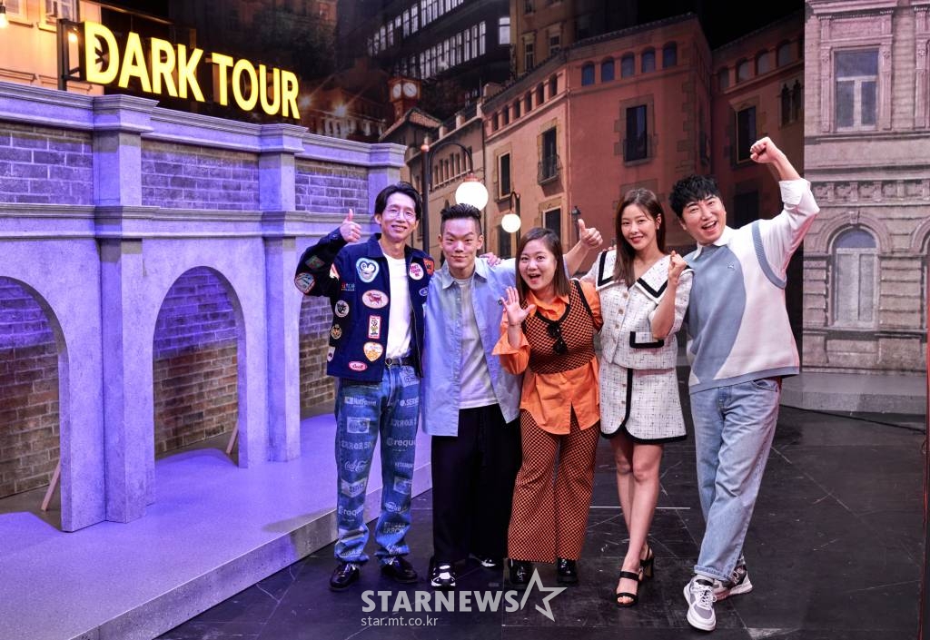 봉태규, 이정현, 박나래, 박하나, 장동민이 9일 오전 온라인 생중계로 진행된 JTBC 새 예능 '세계 다크투어' 제작발표회에 참석해 포즈를 취하고 있다. 스토리 가이드와 함께 세기의 사건사고가 발생했던 장소를 돌아보는 언택트 세계 여행 프로그램 '세계 다크투어'는 오늘(9일) 첫 방송된다. /사진제공=JTBC 2022.06.09 /사진=이동훈 기자 photoguy@