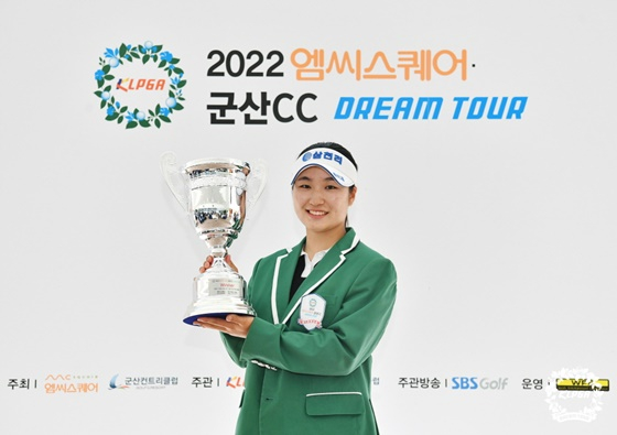 우승컵을 들어올리는 최가빈. /사진=KLPGA 제공