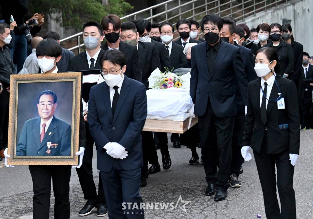 방송인 故 송해 발인식이 10일 오전 서울 종로구 연건동 서울대학교병원 장례식장에서 엄수되고 있다. 2022.06.10 /사진=김창현 기자 chmt@
