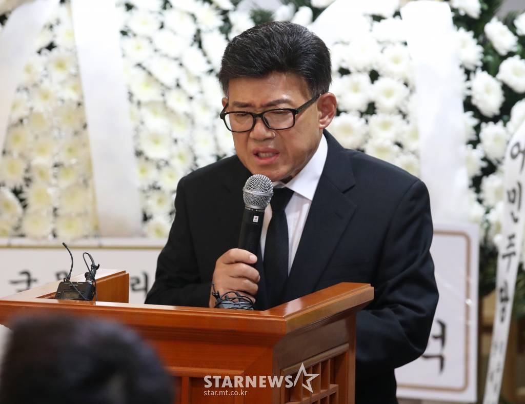10일 서울 종로구 서울대학교병원 장례식장에서 열린 고(故) 송해의 영결식에서 엄영수 방송코미디언협회장이 조사를 하고 있다. 1927년 황해도 재령군에서 태어난 송해는 1955년 창공악극단을 통해 연예게에 데뷔, 1988년부터 2022년까지 34년 동안 '전국노래자랑' MC를 맡아 전국을 누볐다. 2022.6.10 /사진=김창현 기자 chmt@