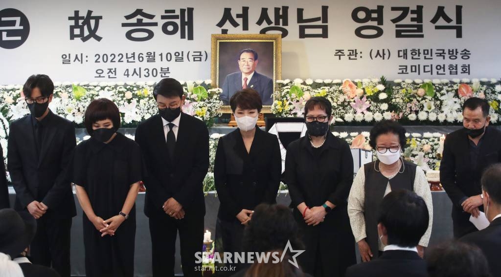 10일 서울 종로구 서울대학교병원 장례식장에서 열린 고(故) 송해의 영결식에서 설운도, 이자현, 문희옥 등 대한가수협회 가수들이 헌화를 마치고 유족들을 향해 인사하고 있다. 1927년 황해도 재령군에서 태어난 송해는 1955년 창공악극단을 통해 연예게에 데뷔, 1988년부터 2022년까지 34년 동안 '전국노래자랑' MC를 맡아 전국을 누볐다. 2022.6.10 /사진=김창현 기자 chmt@