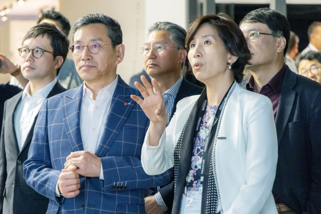조주완 사장이 LG전자 전시부스에서 H&A브랜드커뮤니케이션담당 노숙희 상무에게 전시와 관련한 설명을 듣고 있다.