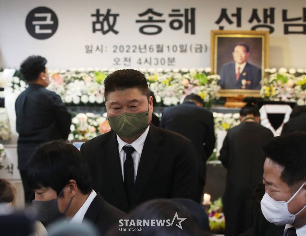 10일 서울 종로구 서울대학교병원 장례식장에서 열린 고(故) 송해의 영결식에 방송인 강호동이 참석하고 있다. 1927년 황해도 재령군에서 태어난 송해는 1955년 창공악극단을 통해 연예게에 데뷔, 1988년부터 2022년까지 34년 동안 '전국노래자랑' MC를 맡아 전국을 누볐다. 2022.6.10 /사진=김창현 기자 chmt@