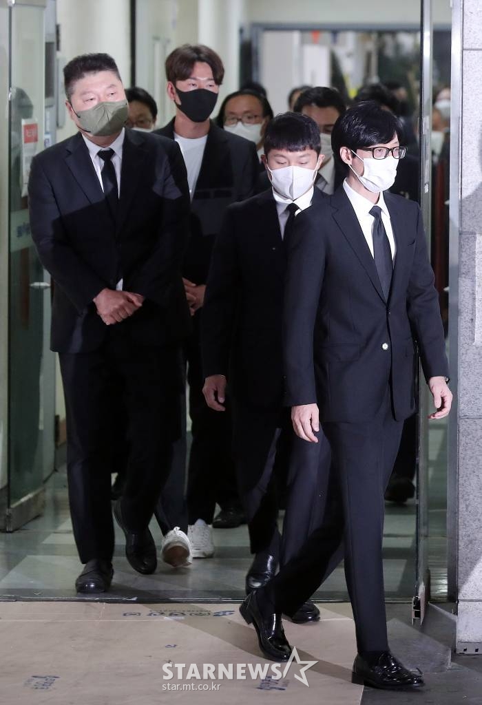 방송인 故 송해 발인식이 10일 오전 서울 종로구 연건동 서울대학교병원 장례식장에서 엄수된 가운데 강호동, 조세호, 유재석이 슬픔에 잠겨 있다. 2022.06.10 /사진=김창현 기자 chmt@