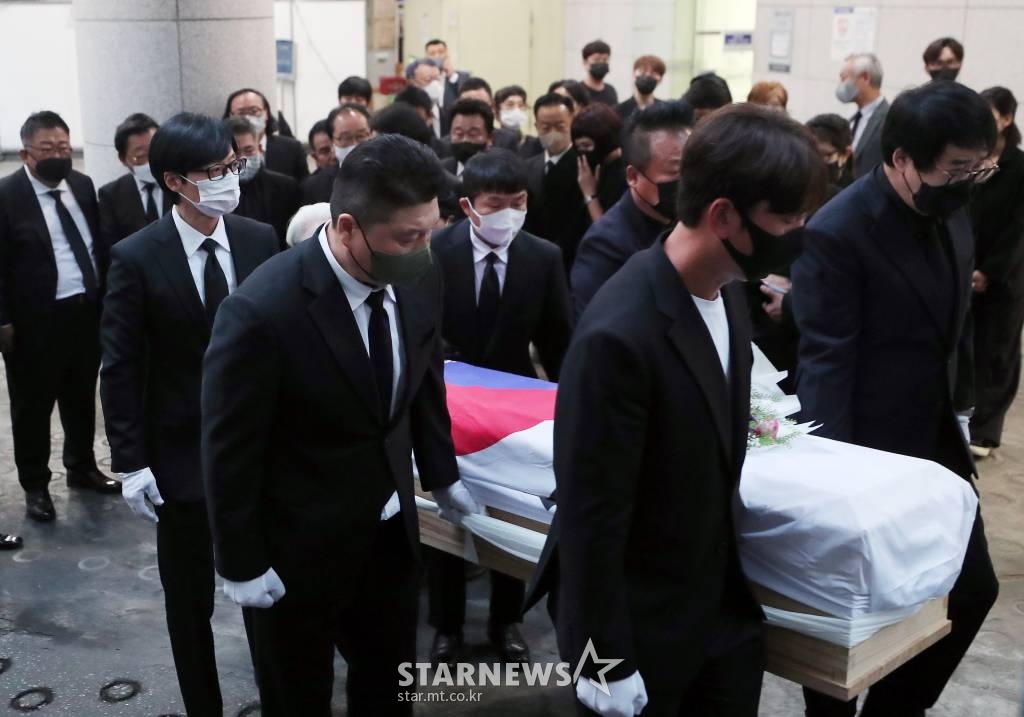 방송인 故 송해 발인식이 10일 오전 서울 종로구 연건동 서울대학교병원 장례식장에서 엄수되고 있다. 2022.06.10 /사진=김창현 기자 chmt@