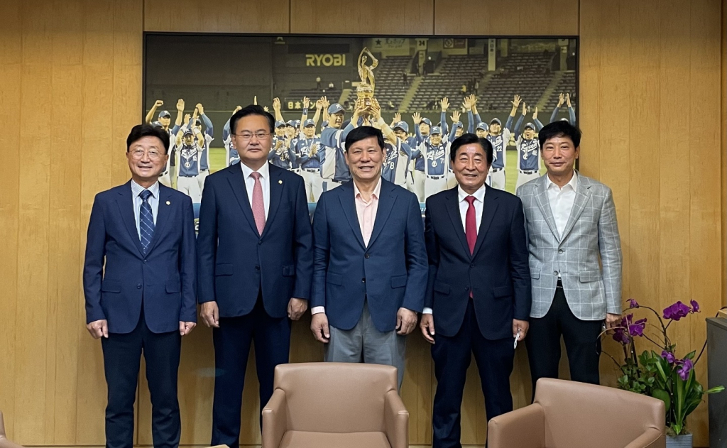 (왼쪽부터) 권순근 횡성군 의회의장, 유상범 국회의원, 허구연 KBO 총재, 김명기 횡성군수 당선인, 류대환 KBO 사무총장. /사진=KBO 제공
