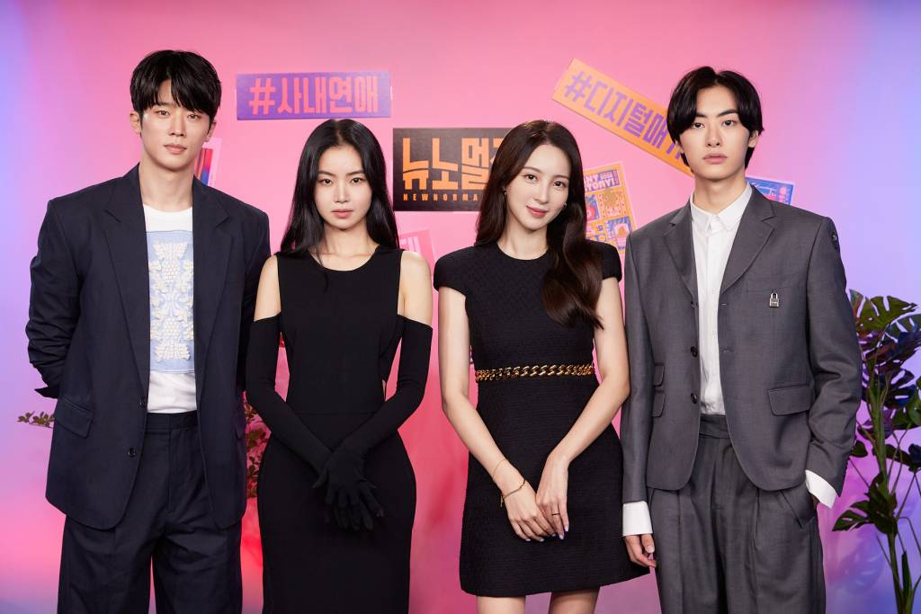 배우 장의수, 황승언, 정혜성, 이원정이 10일 오후 온라인 생중계로 진행된 플레이리스트xCJ ENM 새 드라마 '뉴노멀진' 제작발표회에 참석해 포즈를 취하고 있다. 트렌드의 최전선인 디지털 매거진 '뉴노멀진'에 입사한 에디터의 고군분투 이야기를 담은 드라마 '뉴노멀진'은 오늘(10일) 첫 방송된다. /사진제공=플레이리스트, CJENM 2022.06.10 /사진=이동훈 기자 photoguy@