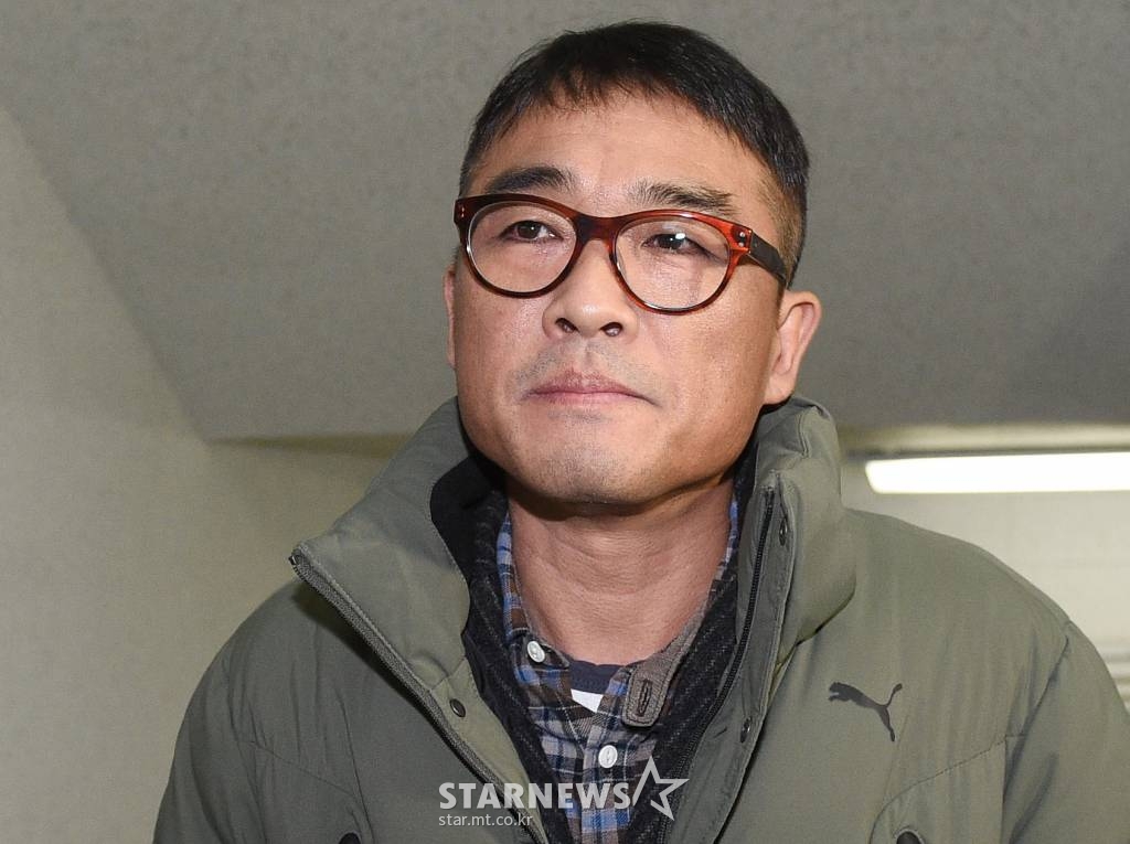 유흥업소 여종업원 성폭행 혐의를 받고 있는 가수 김건모가 15일 오전 서울 강남경찰서에 피고소인 조사를 받기 위해 출석하고 있다. /사진=강민석 기자 msphoto94@