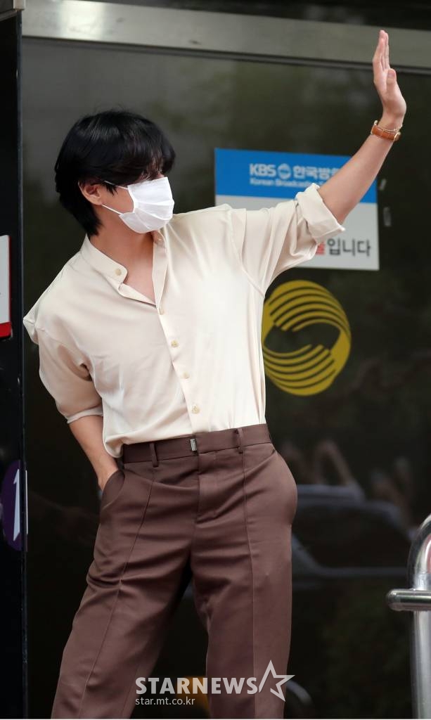 그룹 방탄소년단 뷔가 10일 오후 서울 여의도 KBS공대홀에서 진행되는 '뮤직뱅크' 사전녹화를 위해 도착하고 있다. 2022.06.10 /사진=임성균 기자 tjdrbs23@