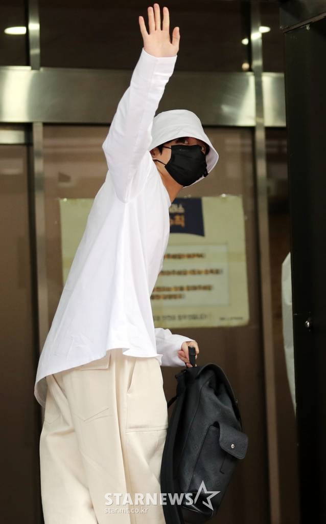 그룹 방탄소년단 정국이 10일 오후 서울 여의도 KBS공대홀에서 진행되는 '뮤직뱅크' 사전녹화를 위해 도착하고 있다. 2022.06.10 /사진=임성균 기자 tjdrbs23@
