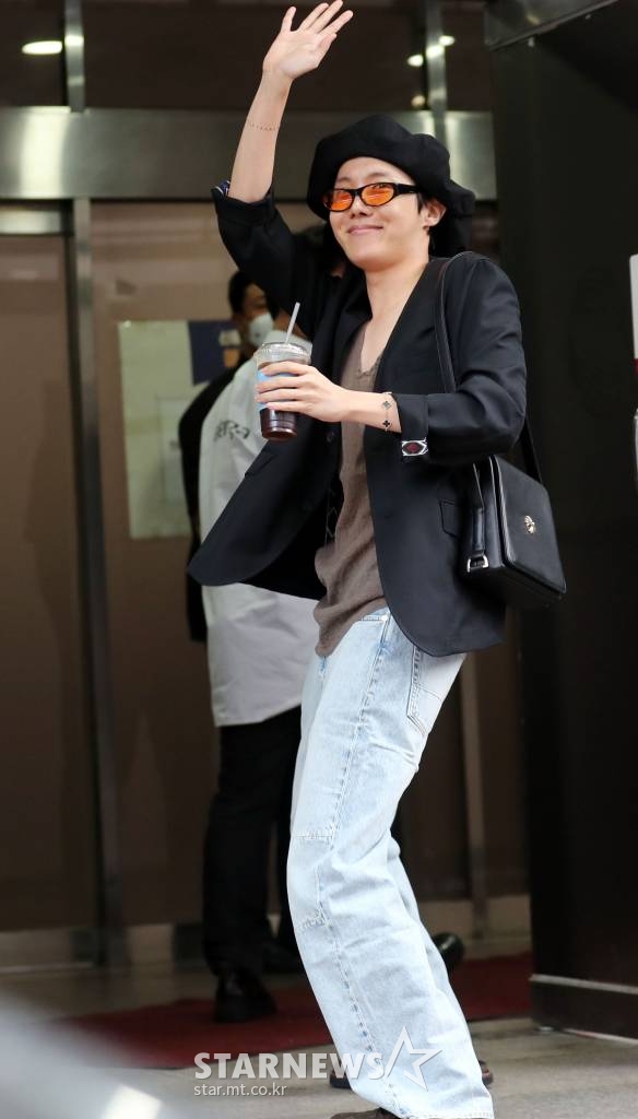 그룹 방탄소년단 제이홉이 10일 오후 서울 여의도 KBS공대홀에서 진행되는 '뮤직뱅크' 사전녹화를 위해 도착하고 있다. 2022.06.10 /사진=임성균 기자 tjdrbs23@