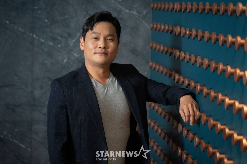 영화 '범죄도시2'의 이상용 감독이 24일 오전 화상으로 진행된 인터뷰를 위해 포즈를 취하고 있다. '범죄도시2'는 괴물형사 '마석도'와 금천서 강력반이 베트남 일대를 장악한 최강 빌런 '강해상'을 잡기 위해 펼치는 통쾌한 범죄 소탕 작전을 그린 영화다. /사진제공=에이비오엔터테인먼트 2022.05.24 /사진=이동훈 기자 photoguy@